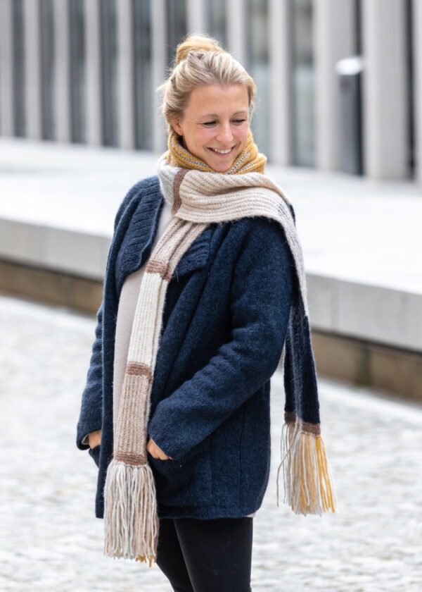 Over the edge scarf